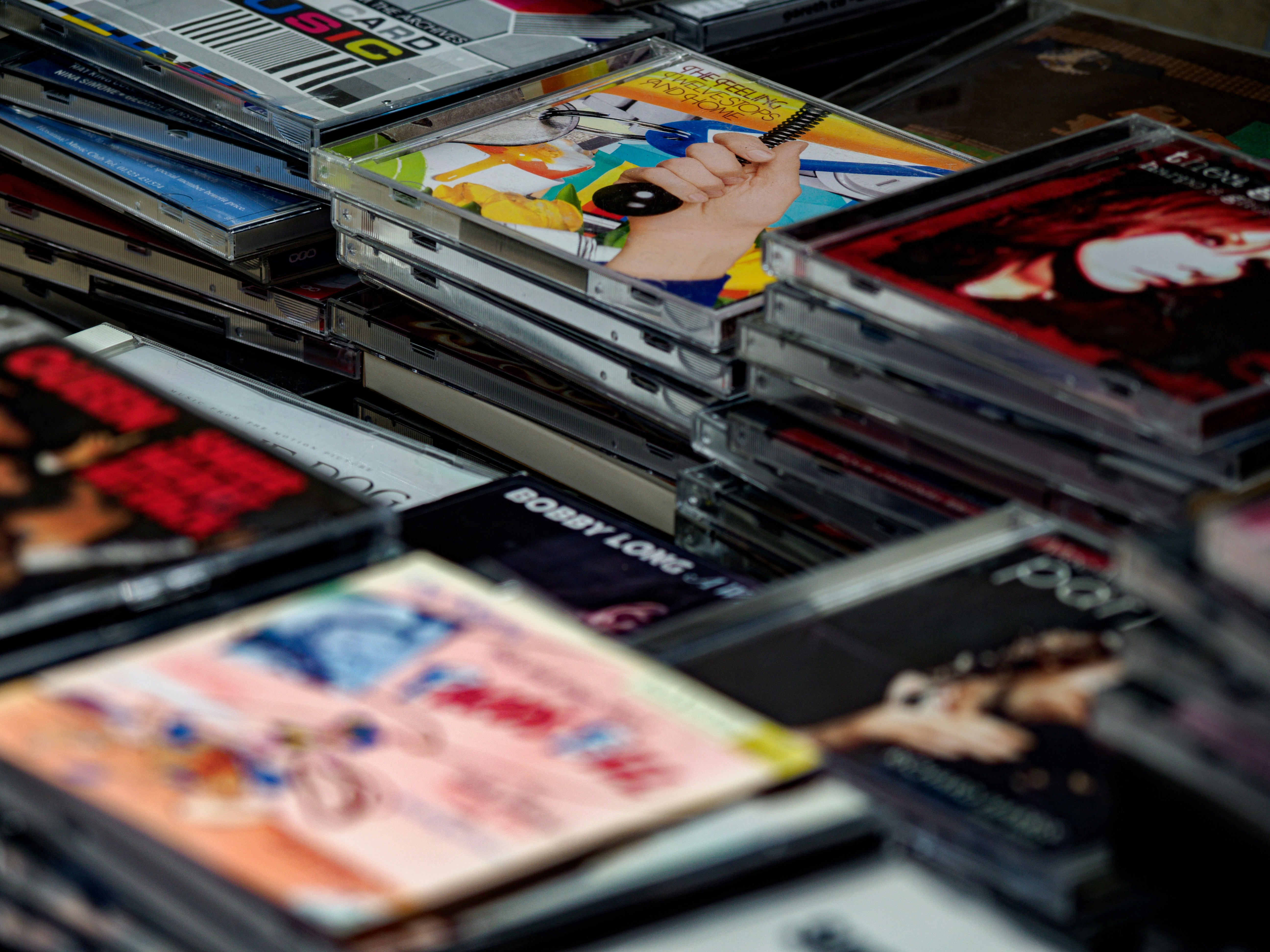 close up, bokeh, macro, blur, blurred background, close focus, compact discs, cd, music, music collection, songs, 
