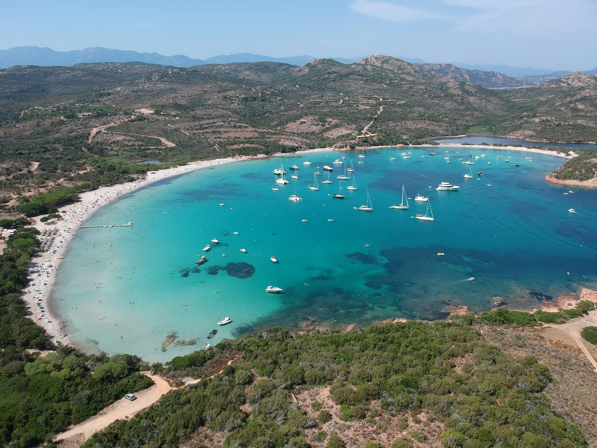 Comment se rendre en Corse et louer une voiture pour visiter l'île ?