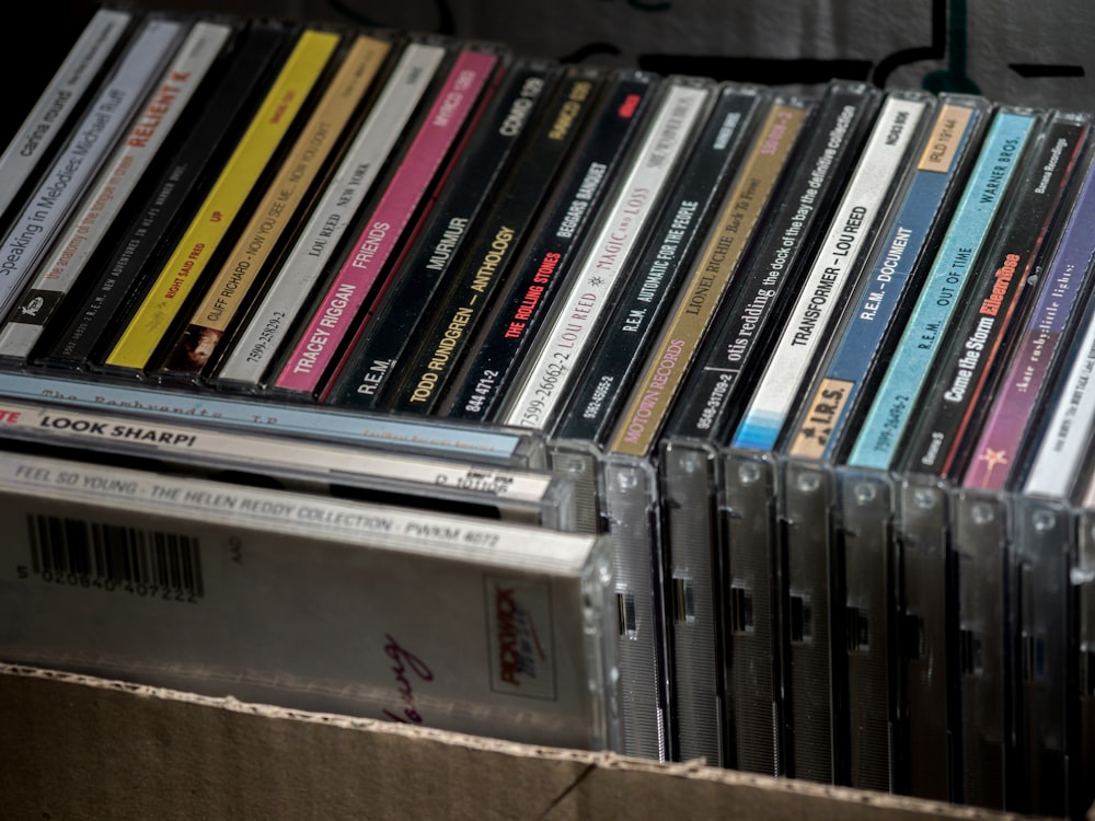 Colección de cajas de CD en caja de cartón marrón