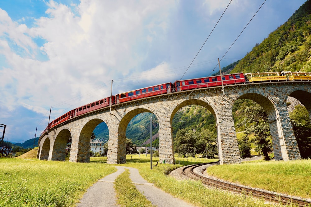 Rote und weiße Brücke tagsüber unter bewölktem Himmel