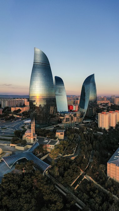 Vue aérienne de Bakou, en Azerbaïdjan, avec les Flame Towers et une mosquée, ville hôte de la Coupe du monde U15