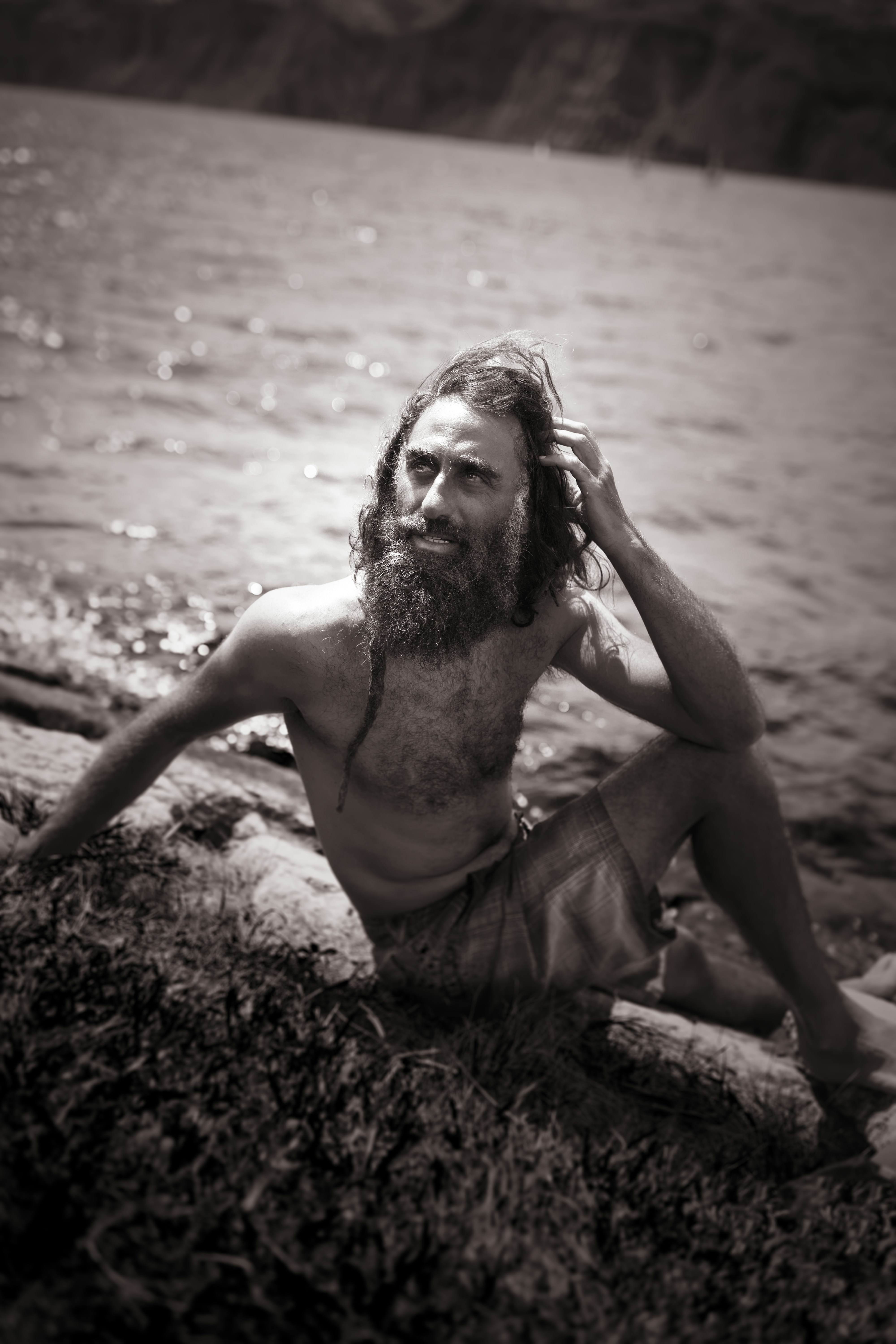 femme seins nus assise sur le sol près d