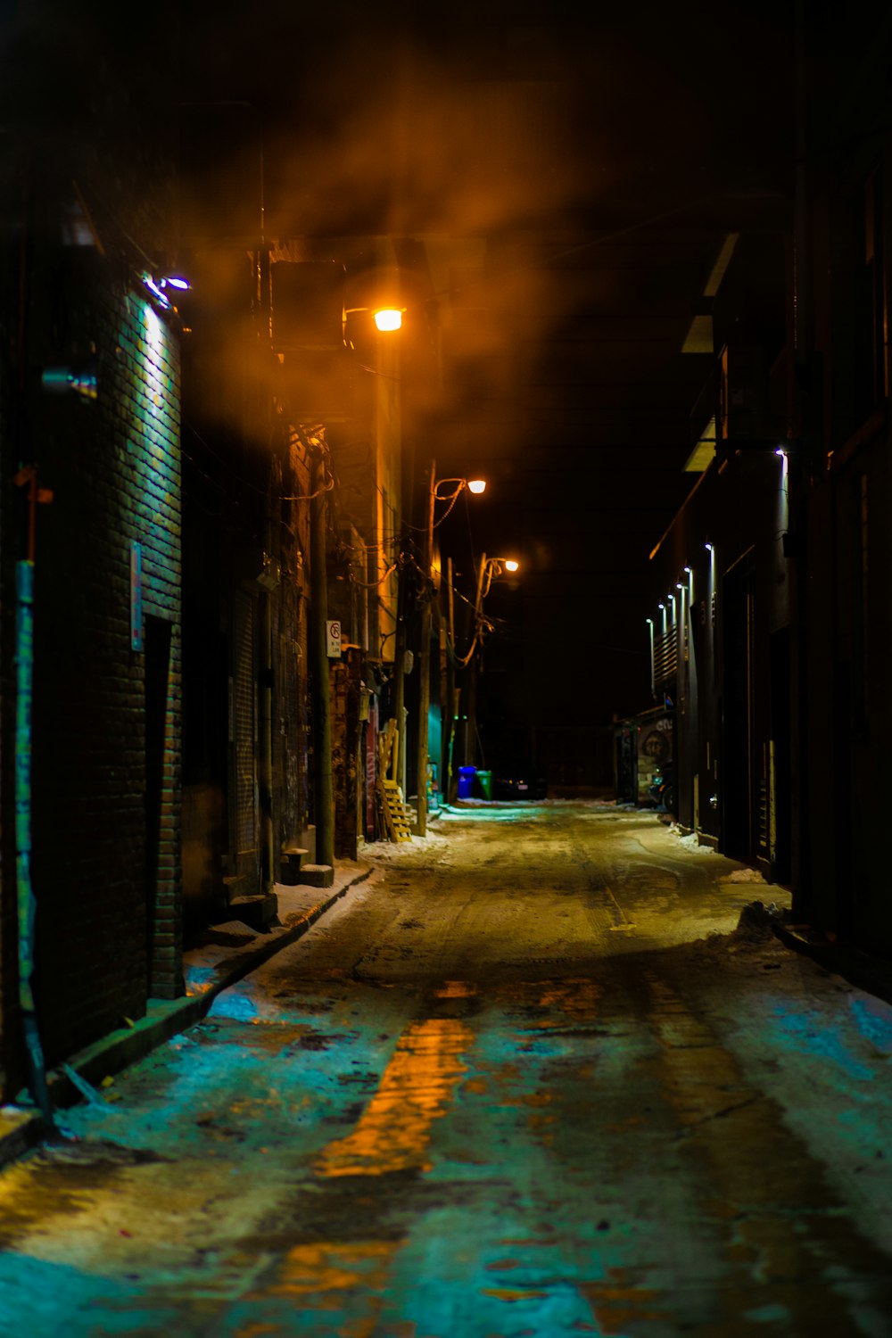 Calle vacía entre edificios durante la noche