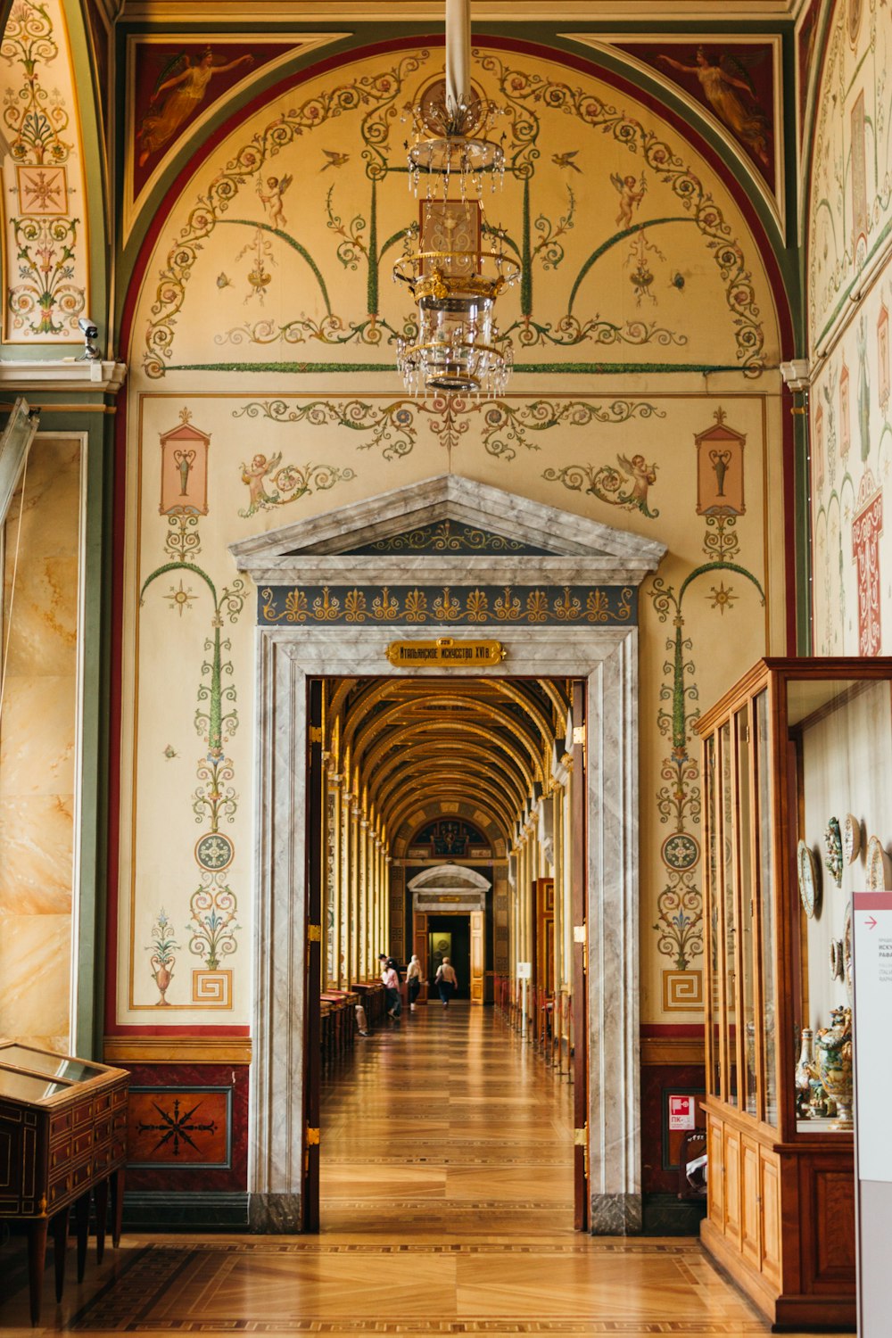 personnes marchant à l’intérieur d’un bâtiment pendant la journée