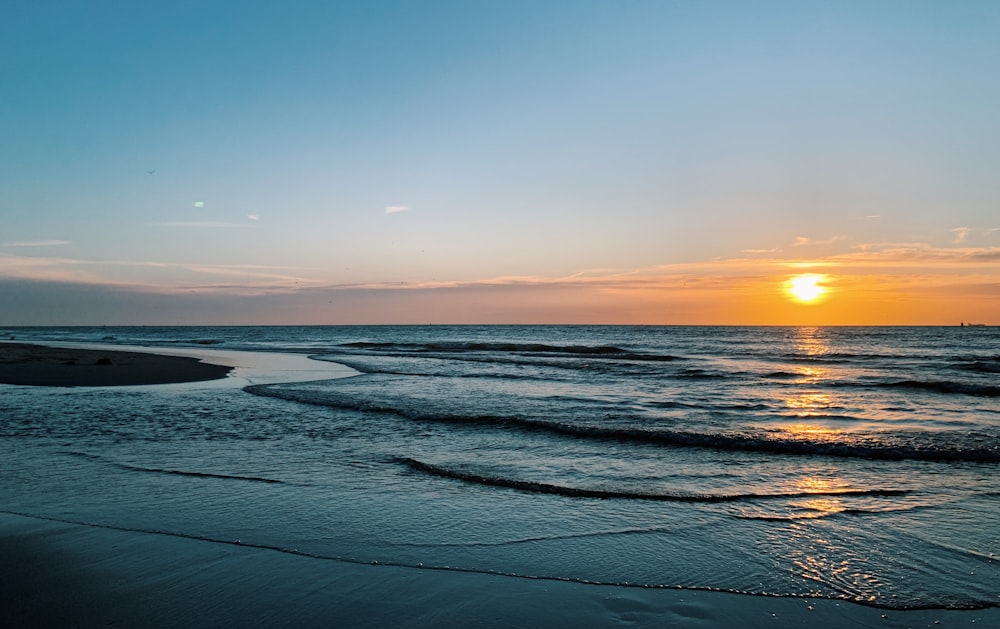 Gewässer bei Sonnenuntergang