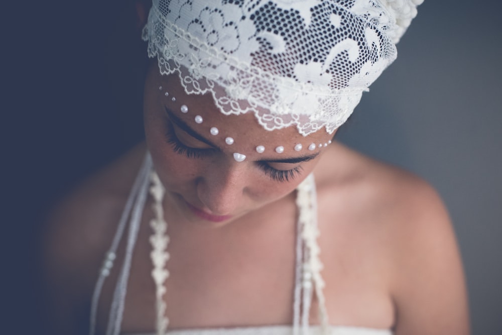 Mujer con diadema floral blanca