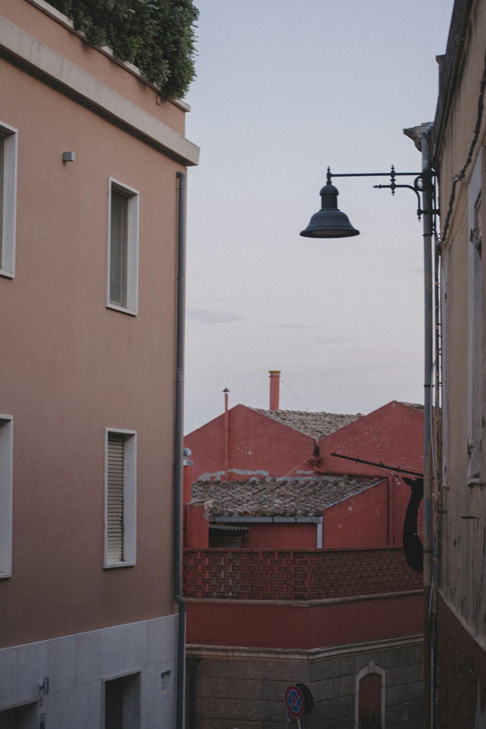 black street lamp near brown concrete building during daytime