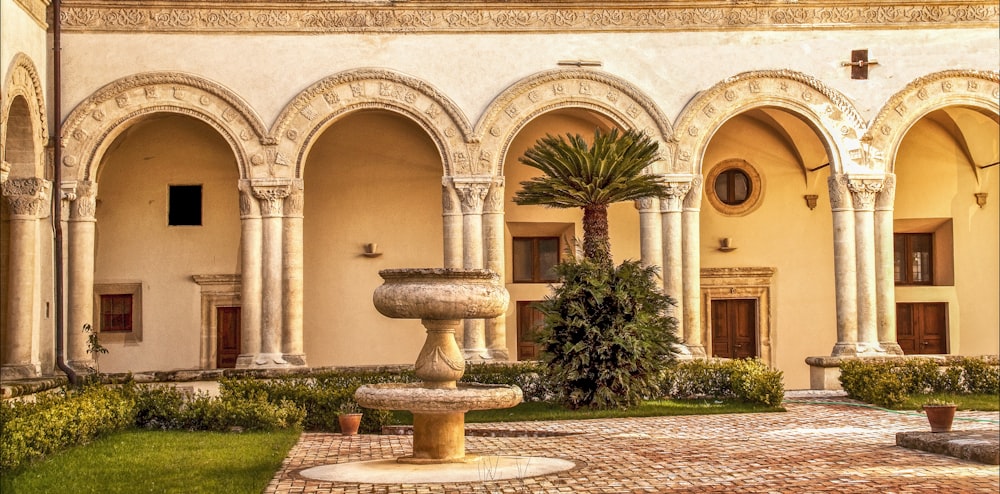 fontana in cemento marrone di fronte all'edificio in cemento marrone