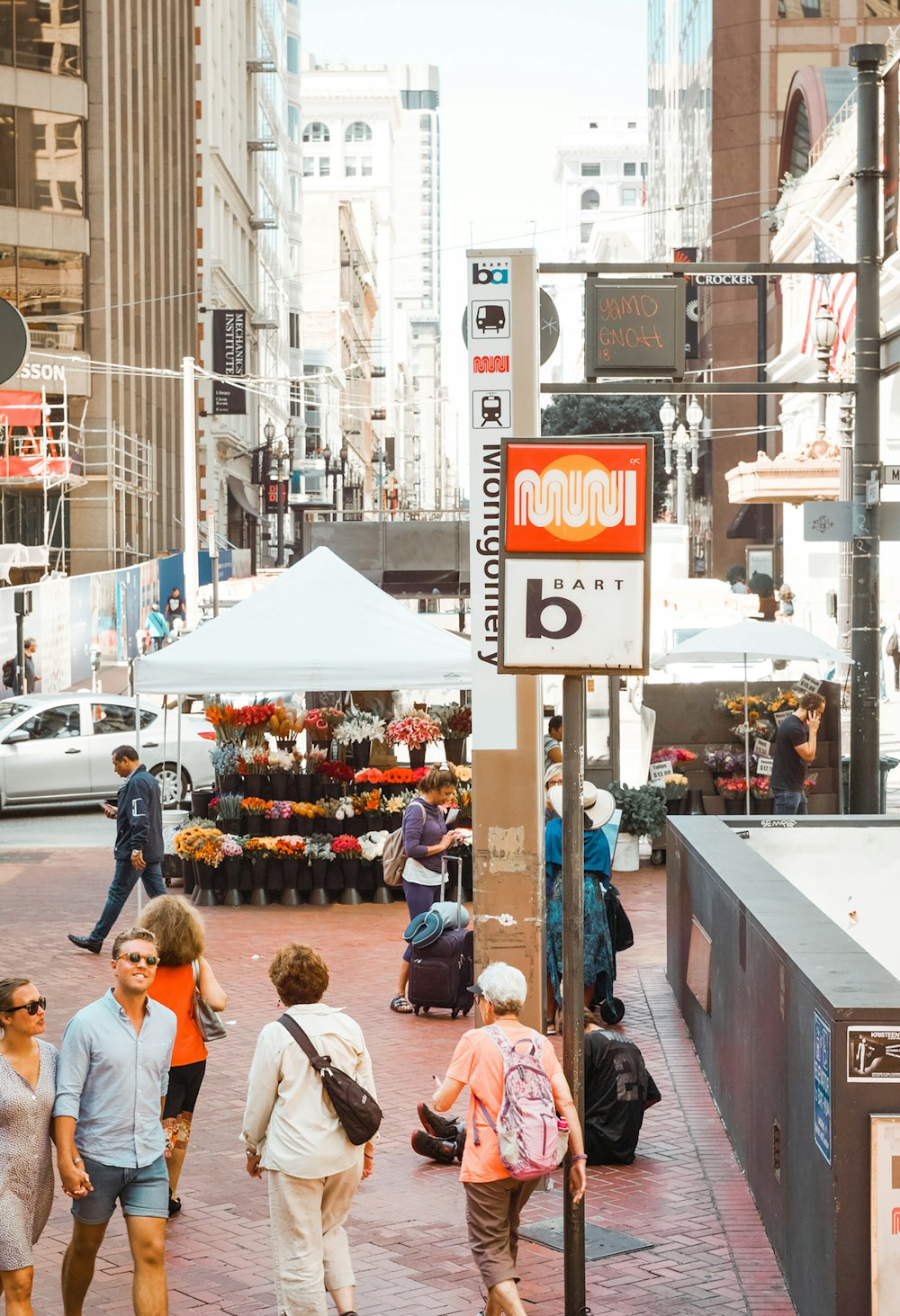 Personas que caminan por la acera durante el día