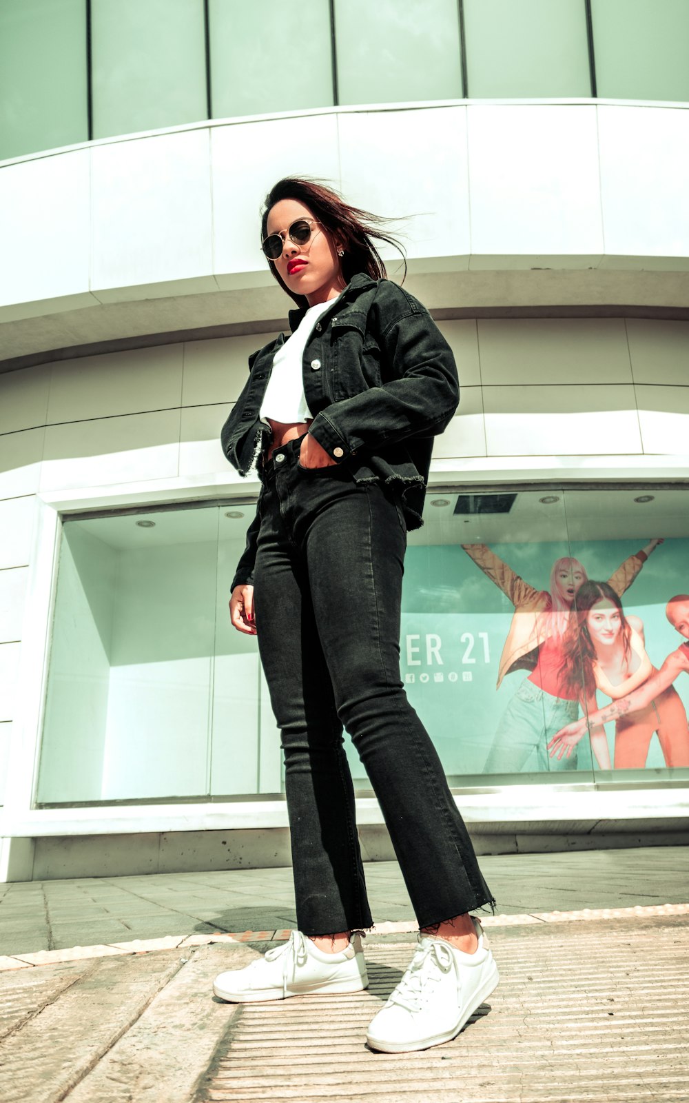 Donna in giacca di pelle nera e jeans in denim nero in piedi accanto alla  parete di vetro foto – Abbigliamento Immagine gratuita su Unsplash