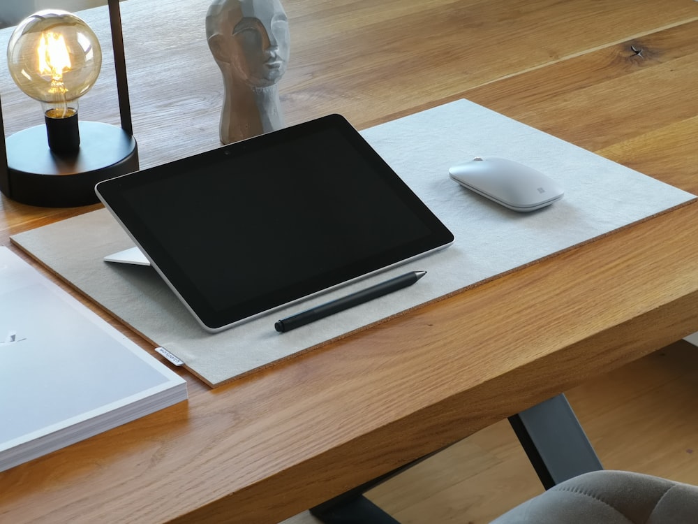 iPad noir sur table en bois marron