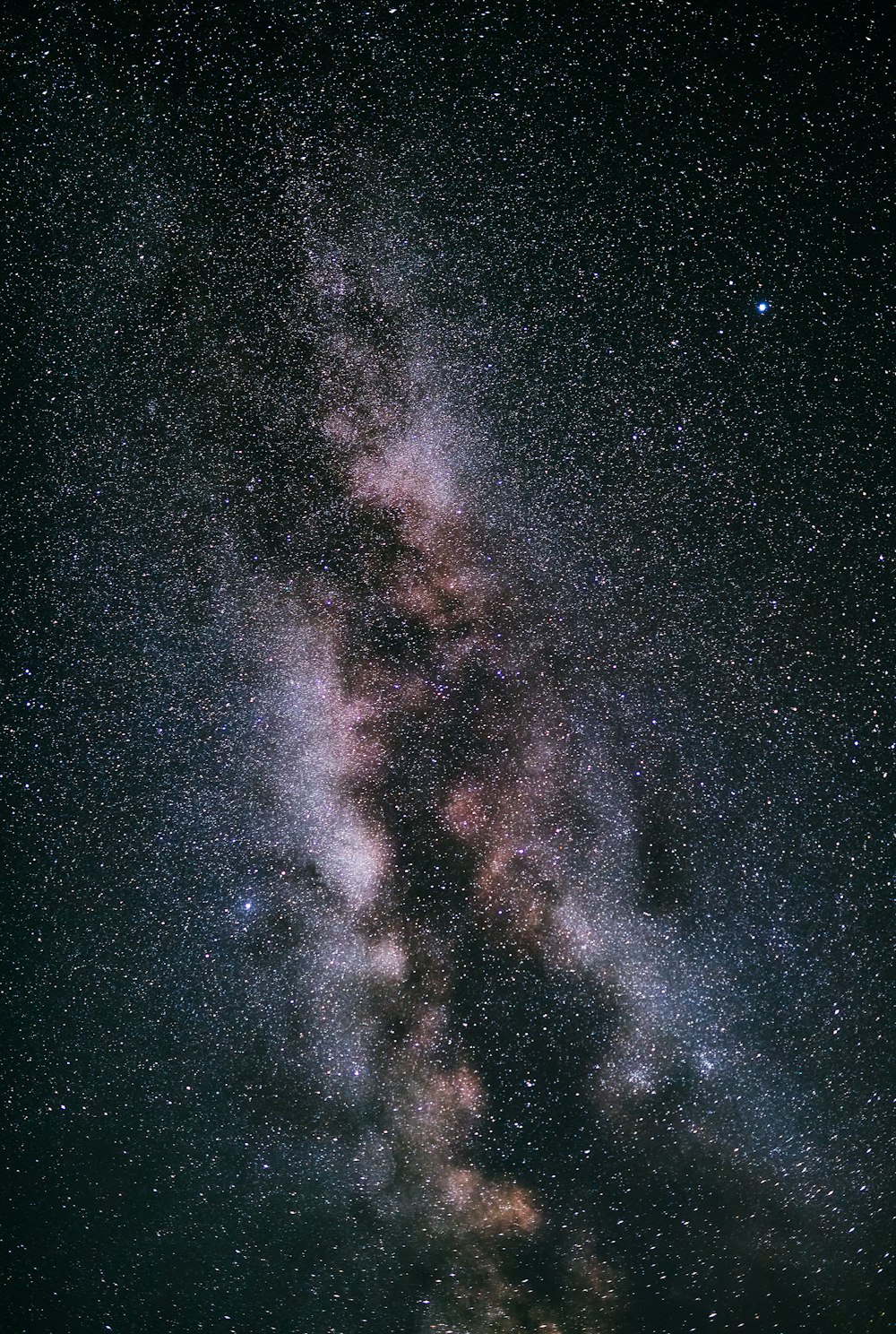 galassia marrone e nera con stelle