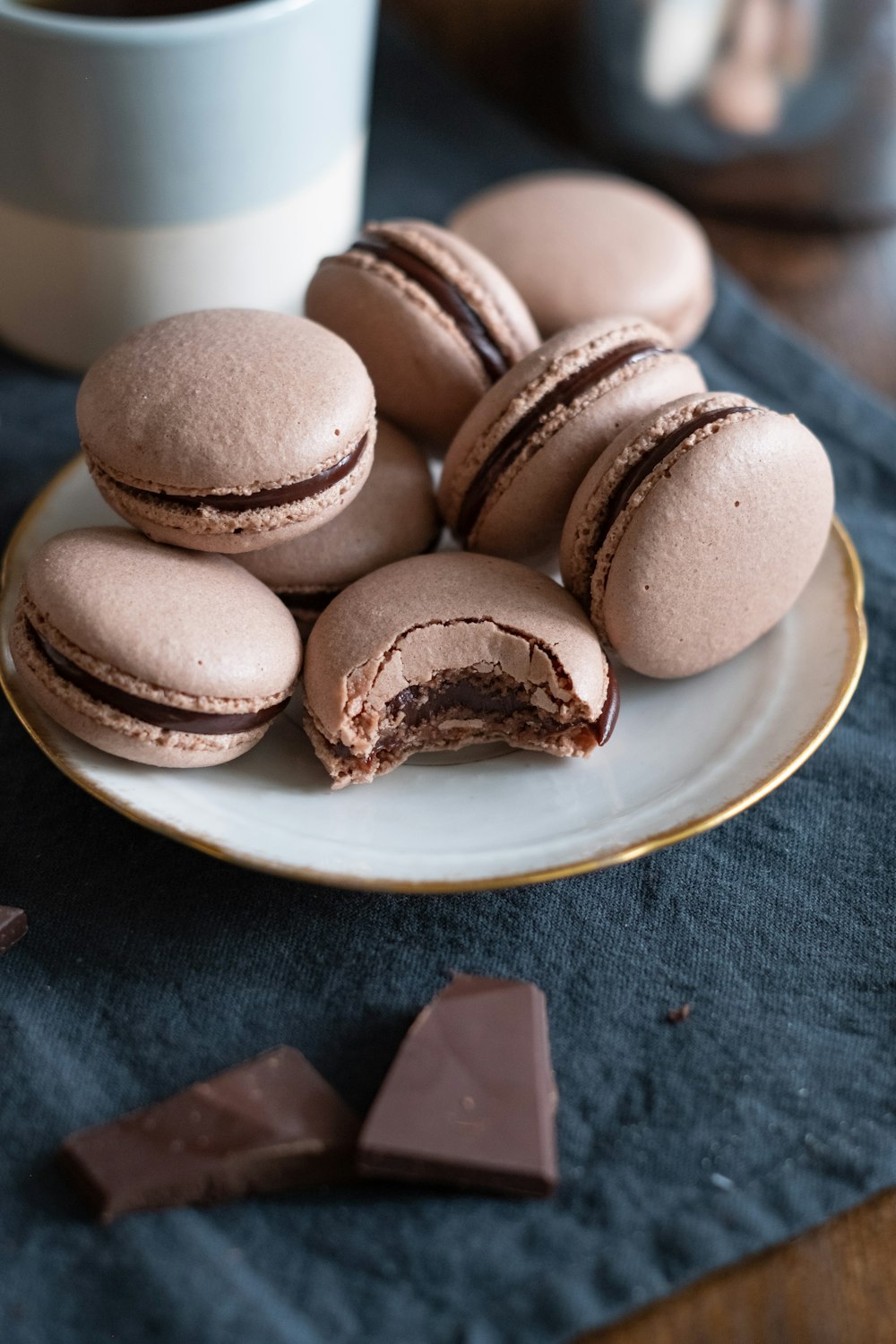 biscotti marroni su piatto di ceramica bianca