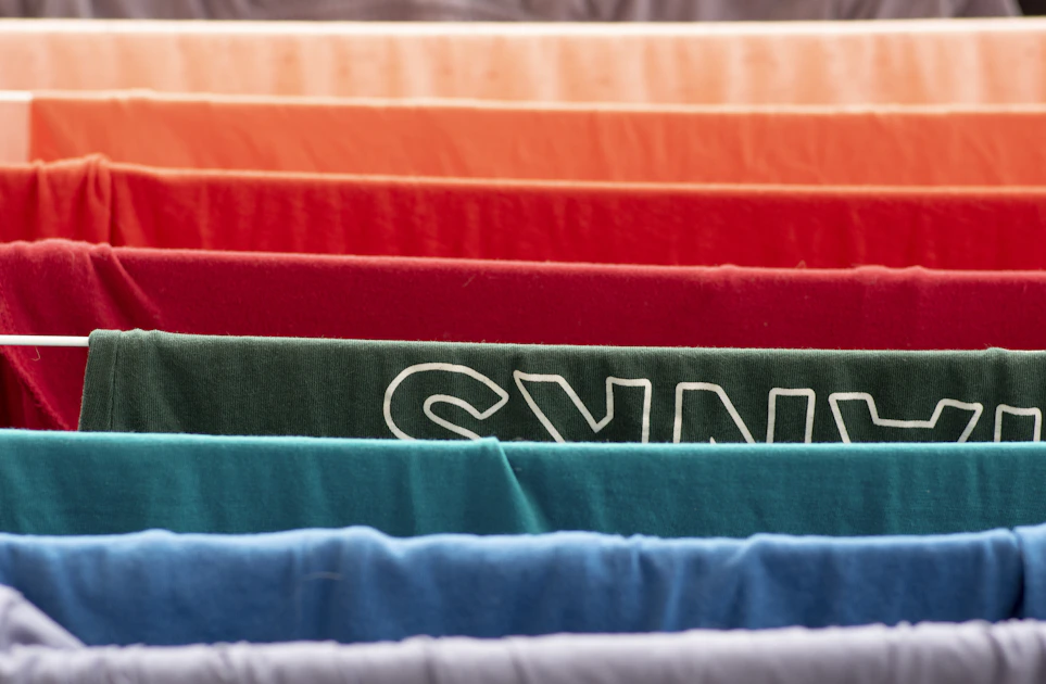 業界別ブランドカラーのイメージ — 企業のブランドアイデンティティデザイン