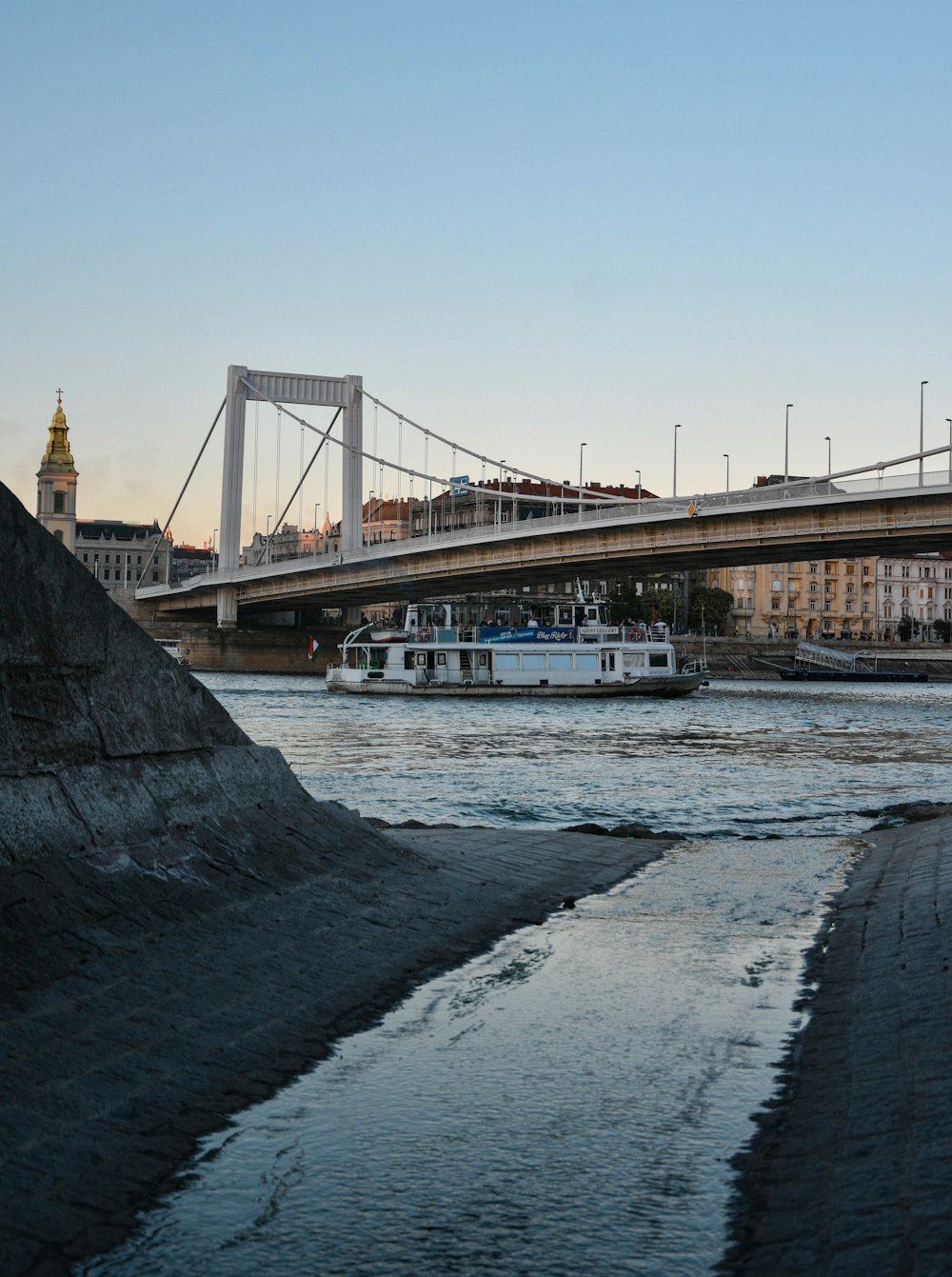 Menschen am Strand in der Nähe von Bridge während des Tages