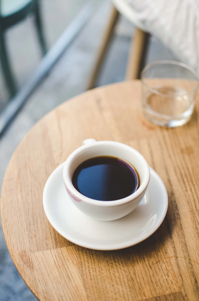 白いカップとコーヒー