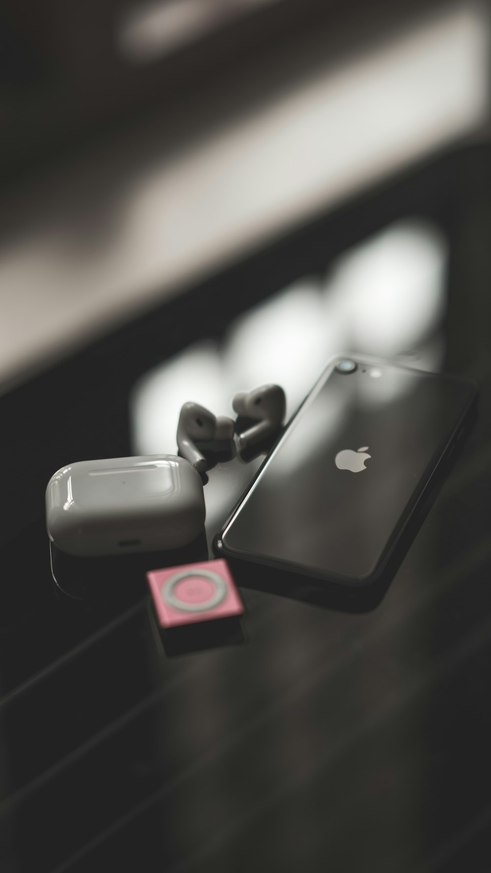 iPhone 7 noir avec écouteurs Beats by Dr Dre noirs et rouges