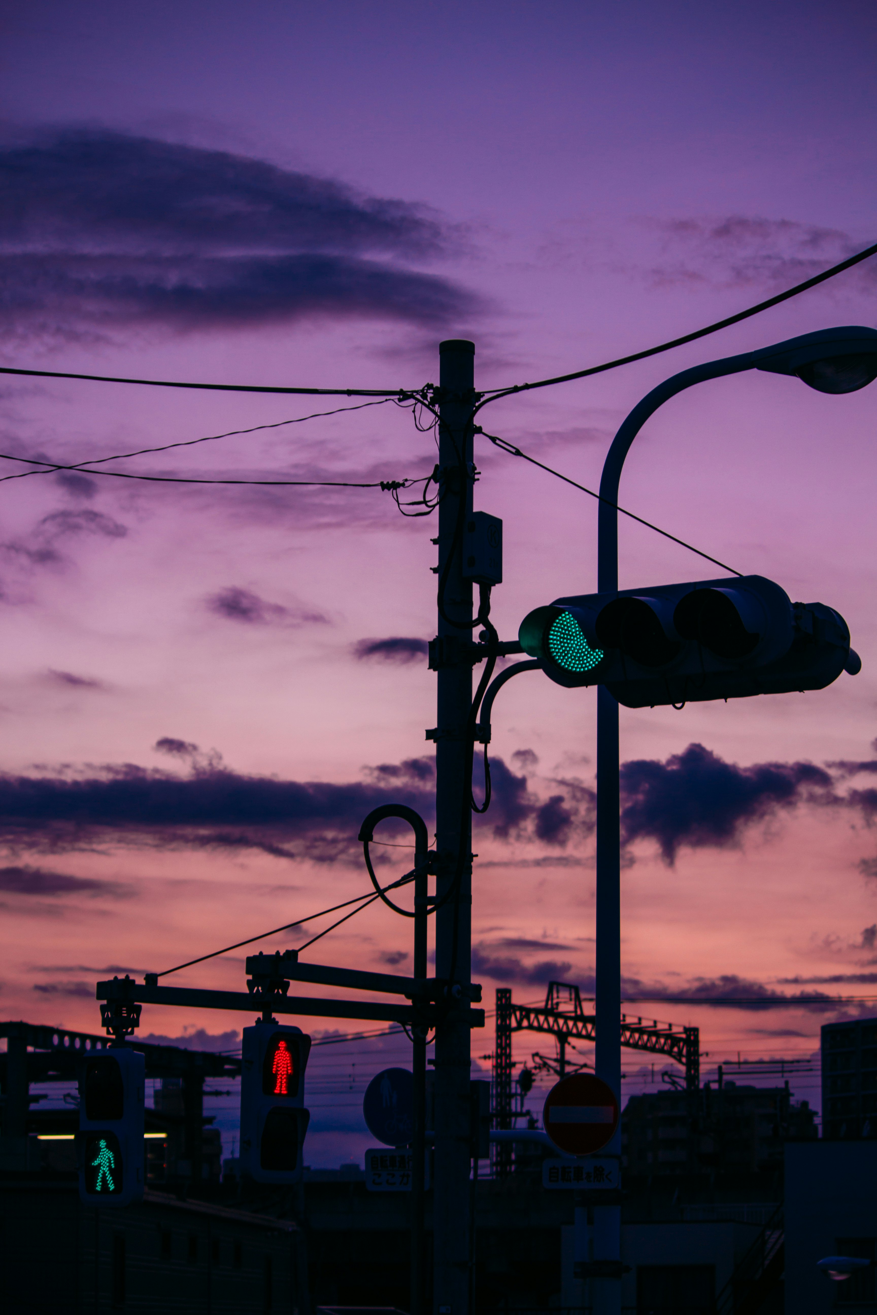 traffic light under cloudy sky during daytime