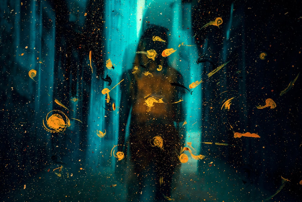 Mann im schwarz-gelben Anzug unter Wasser