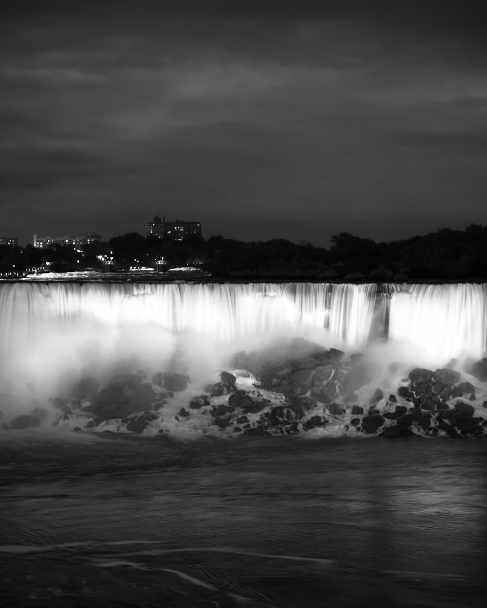 Photo en niveaux de gris des chutes d’eau