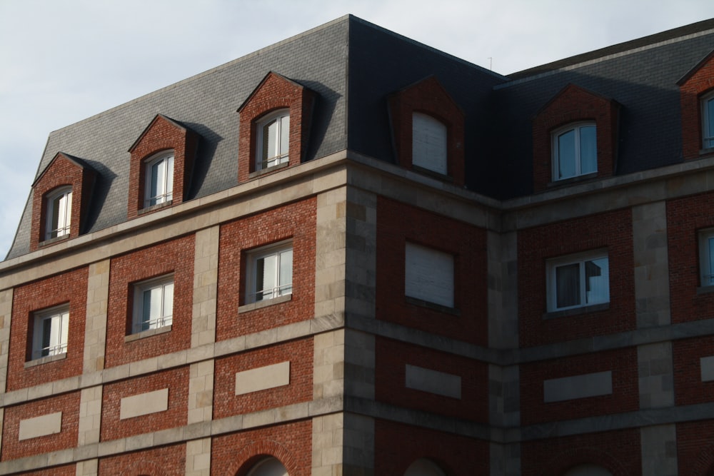 Bâtiment en béton brun sous le ciel bleu pendant la journée