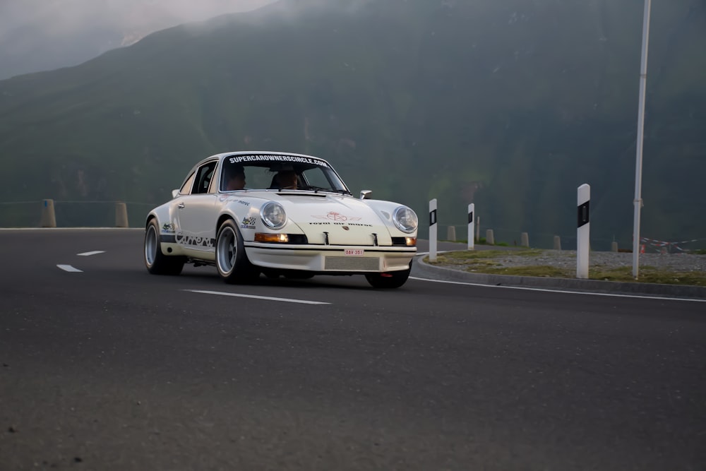 Porsche 911 blanco en carretera