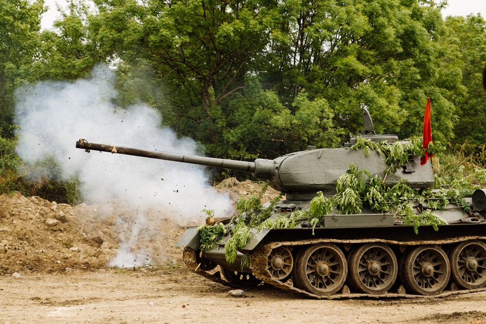 褐色の土に緑の戦車