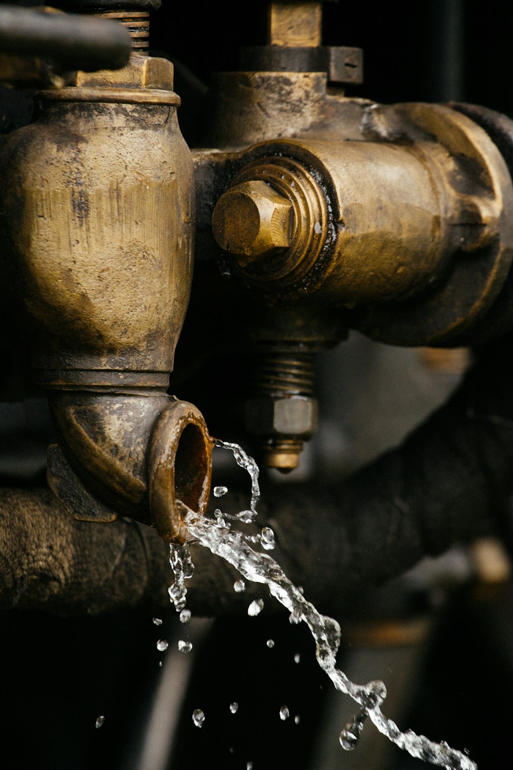 gota de água na tubulação de latão