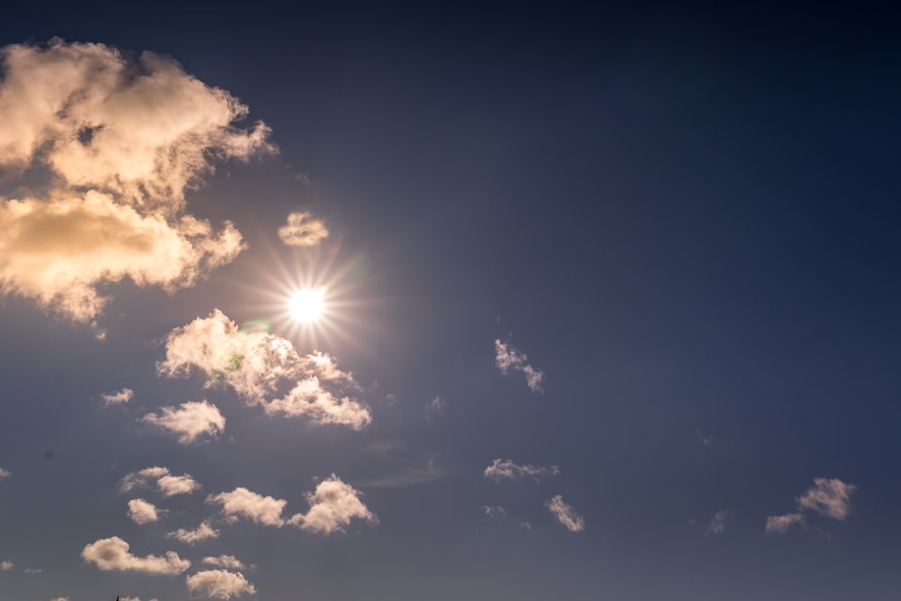 blauer Himmel mit weißen Wolken tagsüber