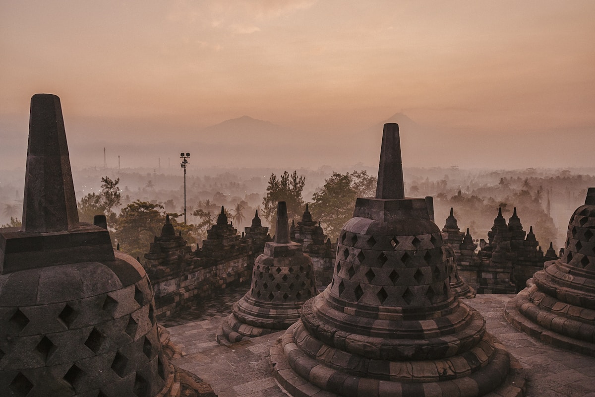 Candi Borobudur dan keindahan alam Jawa Tengah dengan kerajinan batik dan mebel - Jasa Pembuatan Website UMKM Provinsi Jawa Tengah