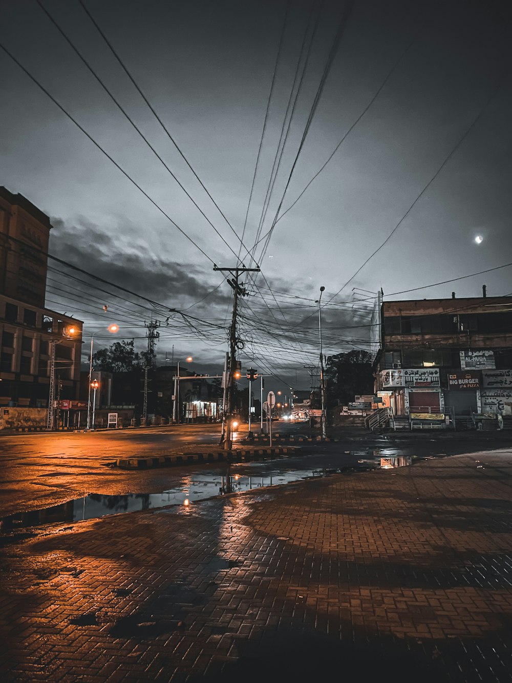 Voitures sur la route pendant la nuit