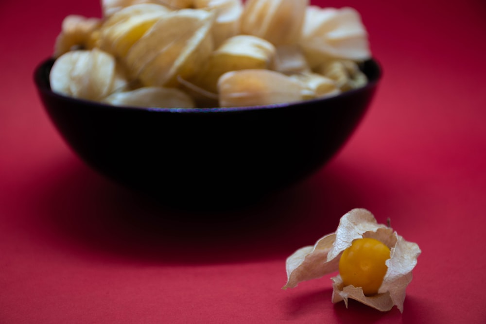 sliced banana in black bowl