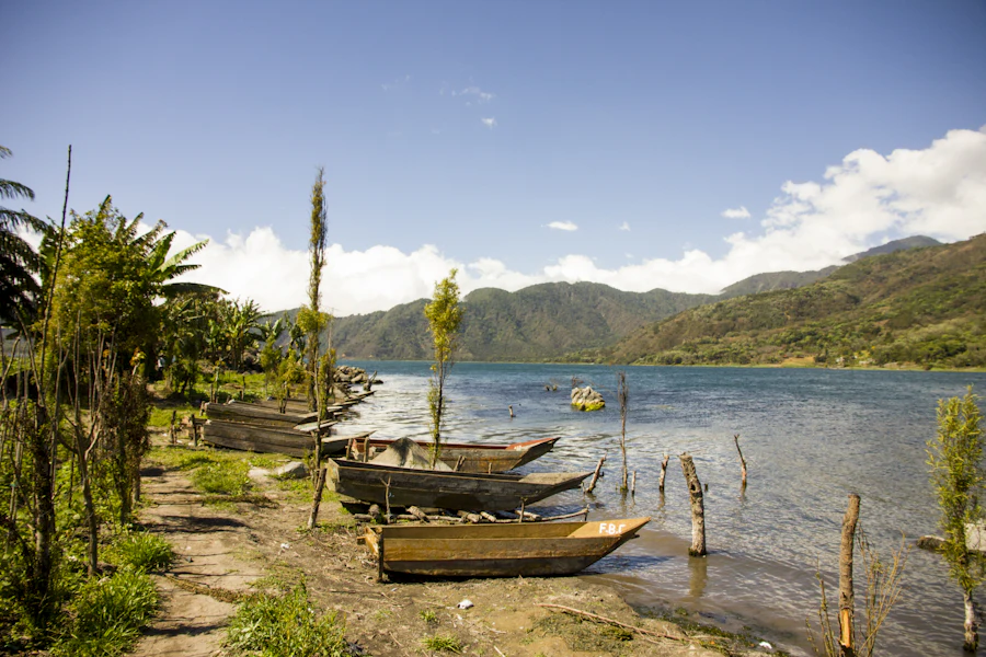 Canoas de madera listas en la orilla del lago en Santiago Atitlán.