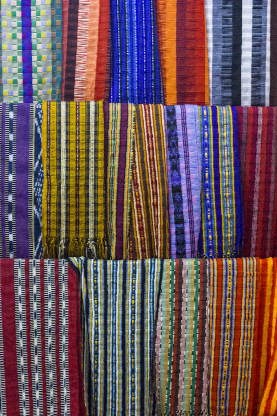 Telas tejidas de San Juan en rojo, azul y amarillo.