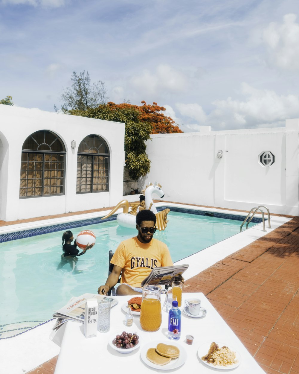 2 hombres sentados en la piscina durante el día