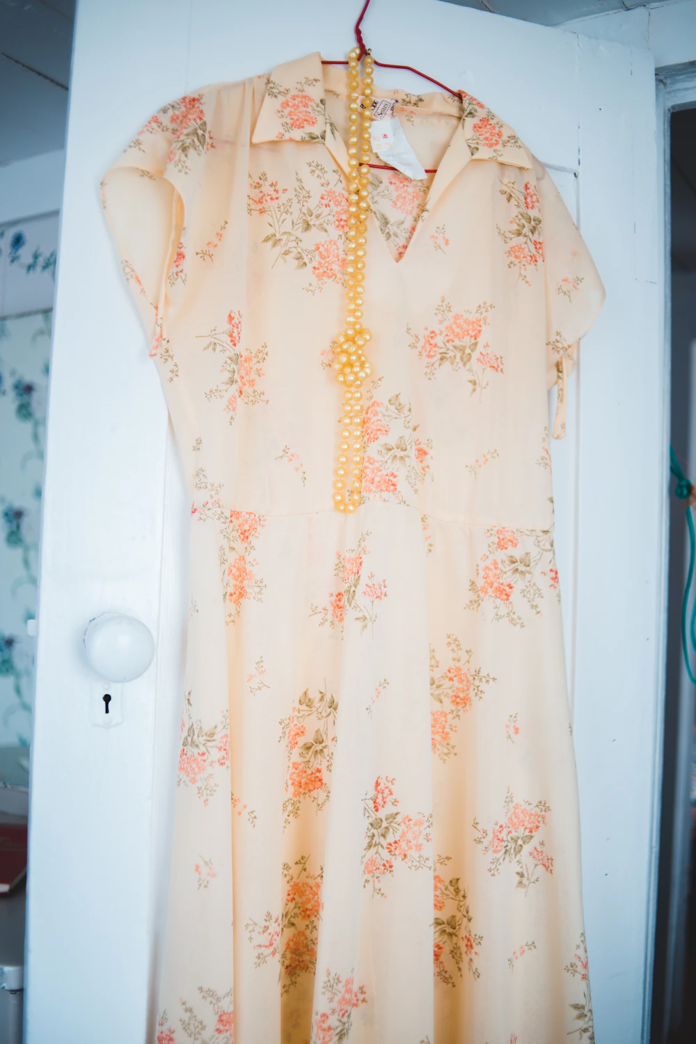 Vestido estampado pendurado em cabide de madeira