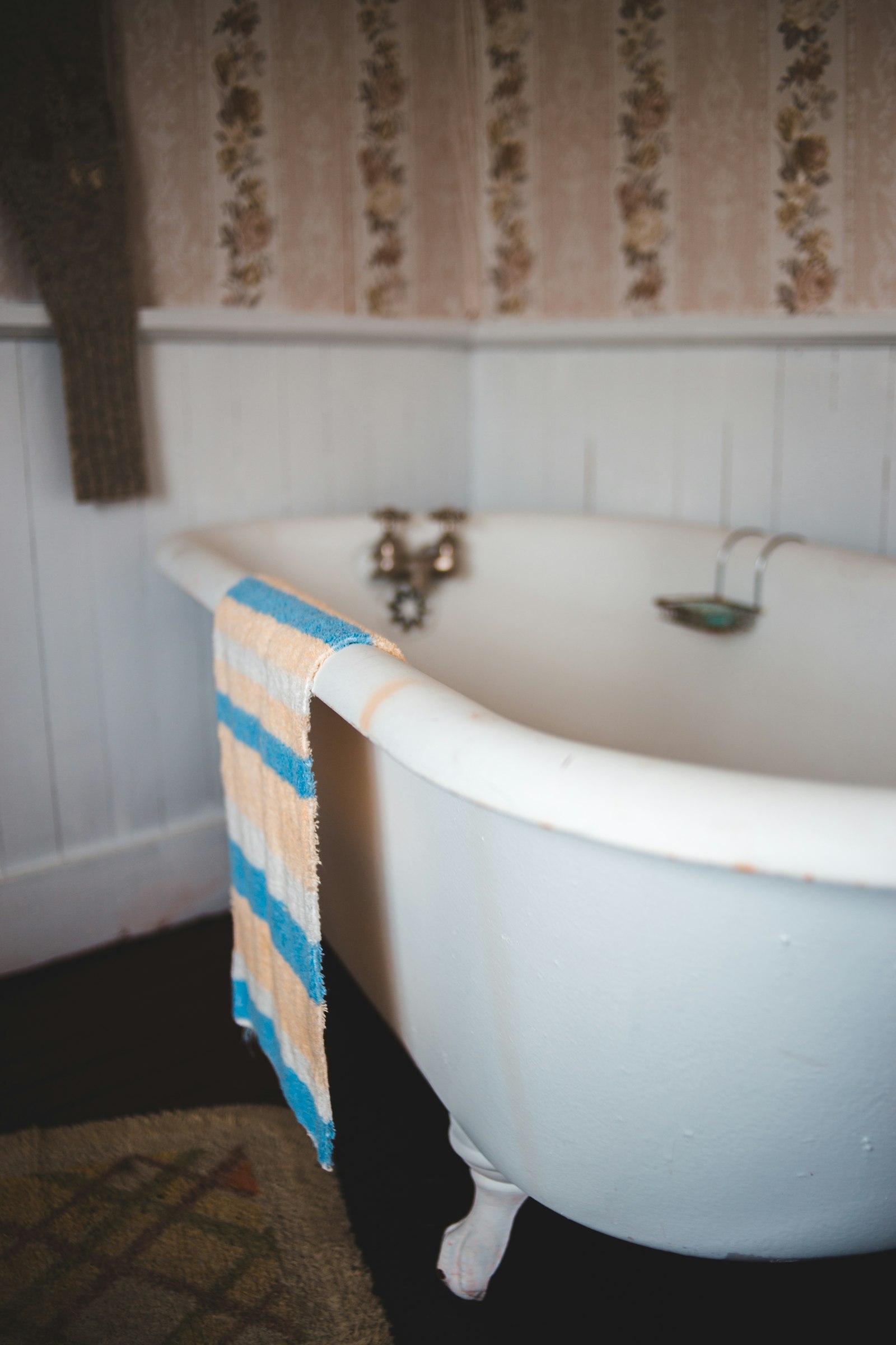 Canon EOS 6D + Yongnuo YN 35mm f/2 sample photo. White ceramic bathtub with photography