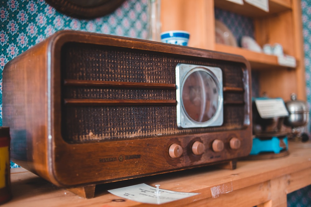 Radio vintage marrón y plateada