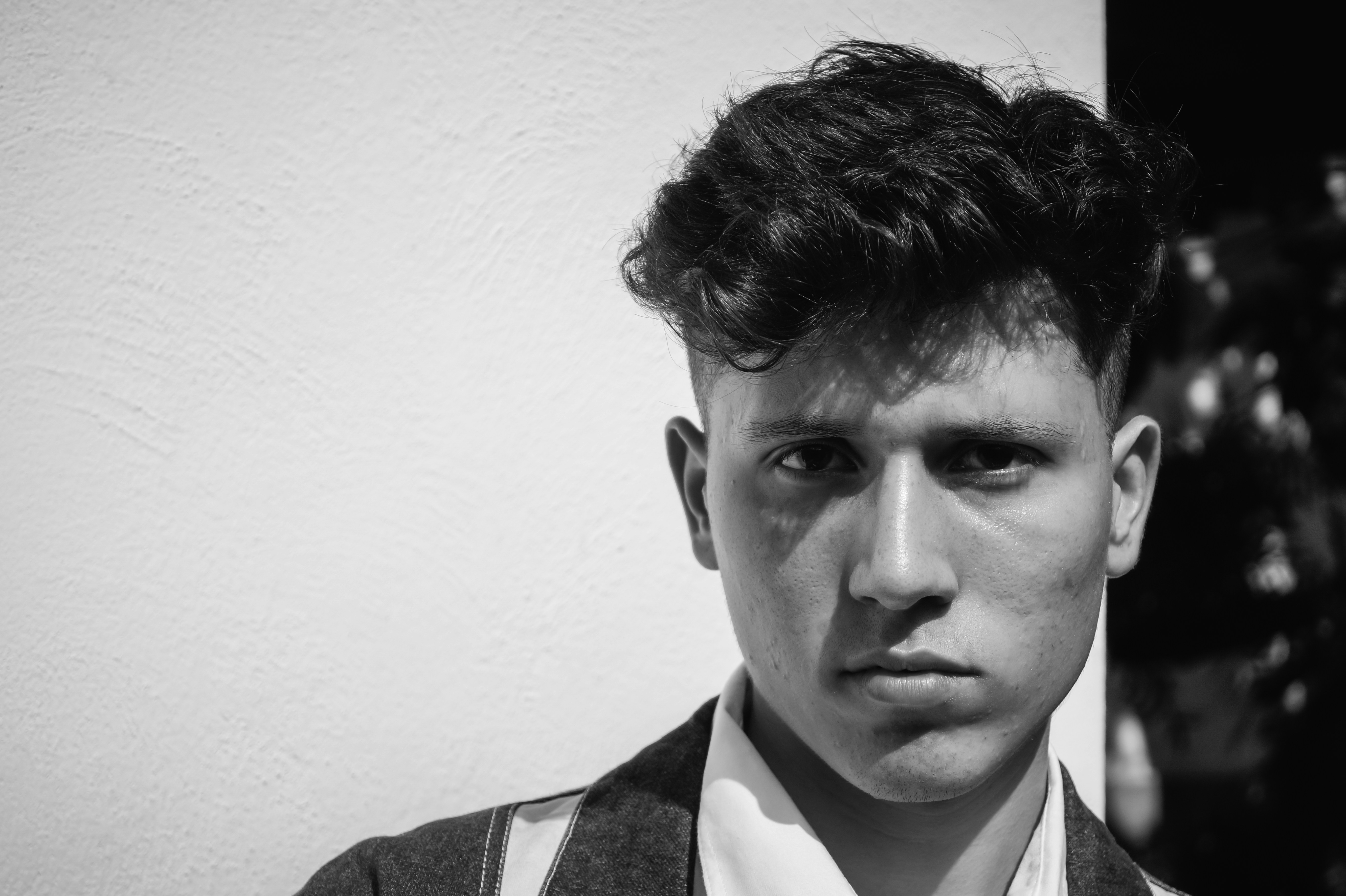 Hombre con camisa de cuello blanco y negro