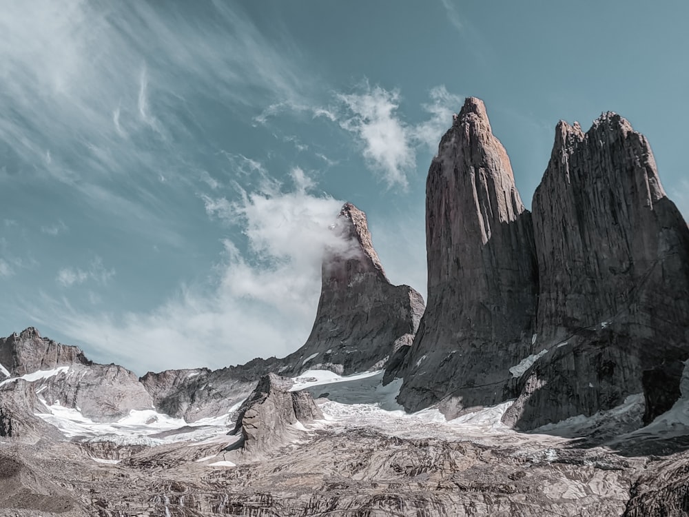 Brauner Rocky Mountain tagsüber unter blauem Himmel