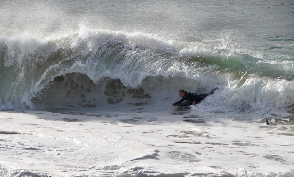 Mann surft tagsüber auf Meereswellen