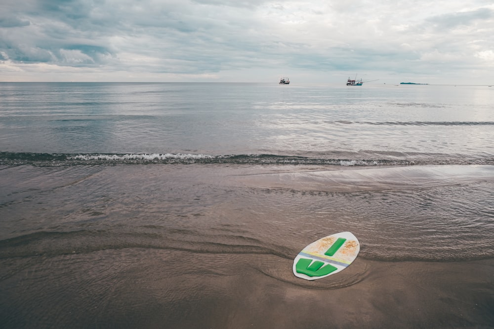 persone sulla spiaggia durante il giorno