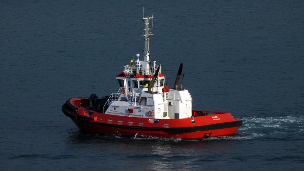 navio vermelho e branco no mar durante o dia