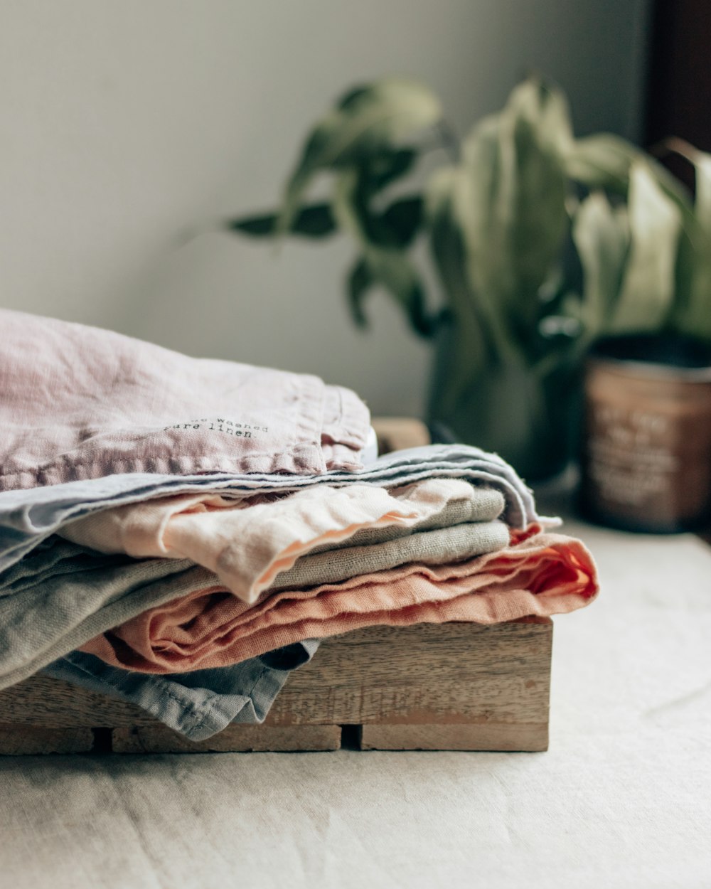 Textil blanco y rojo sobre caja de madera marrón