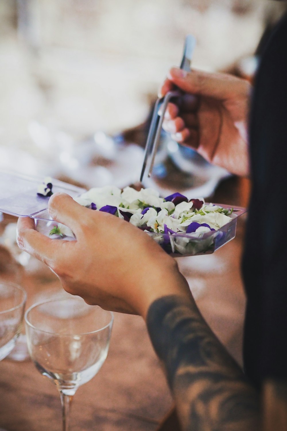 personne tenant un bouquet de fleurs violettes