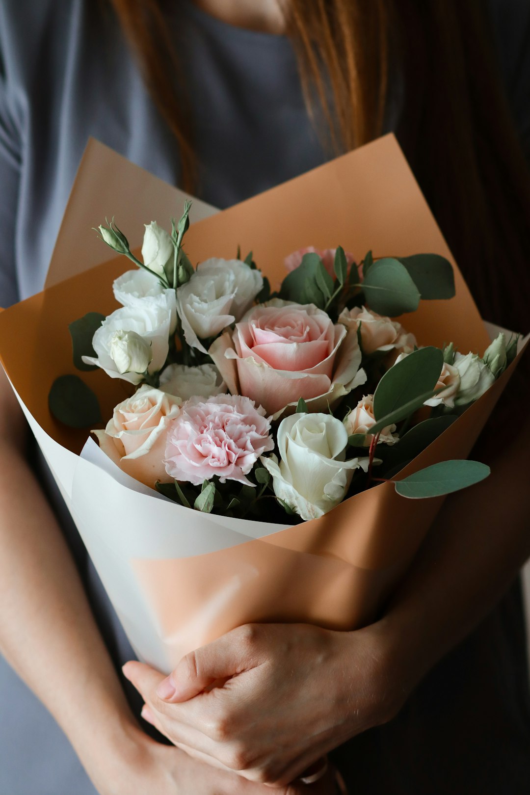 white and pink rose bouquet