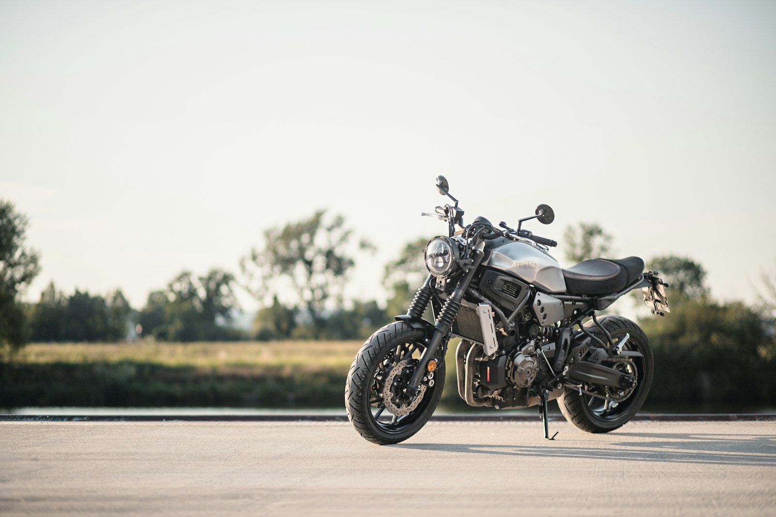 Canon EOS 6D Mark II + Canon EF 85mm F1.8 USM sample photo. Black motorcycle on gray photography