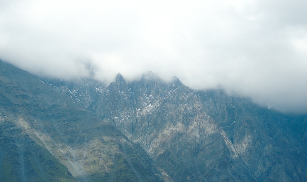 Schwarze und weiße Berge unter weißen Wolken