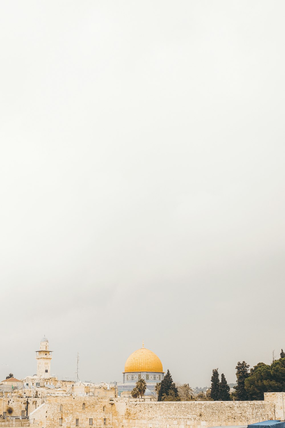 Weiße Wolken über der Stadt tagsüber