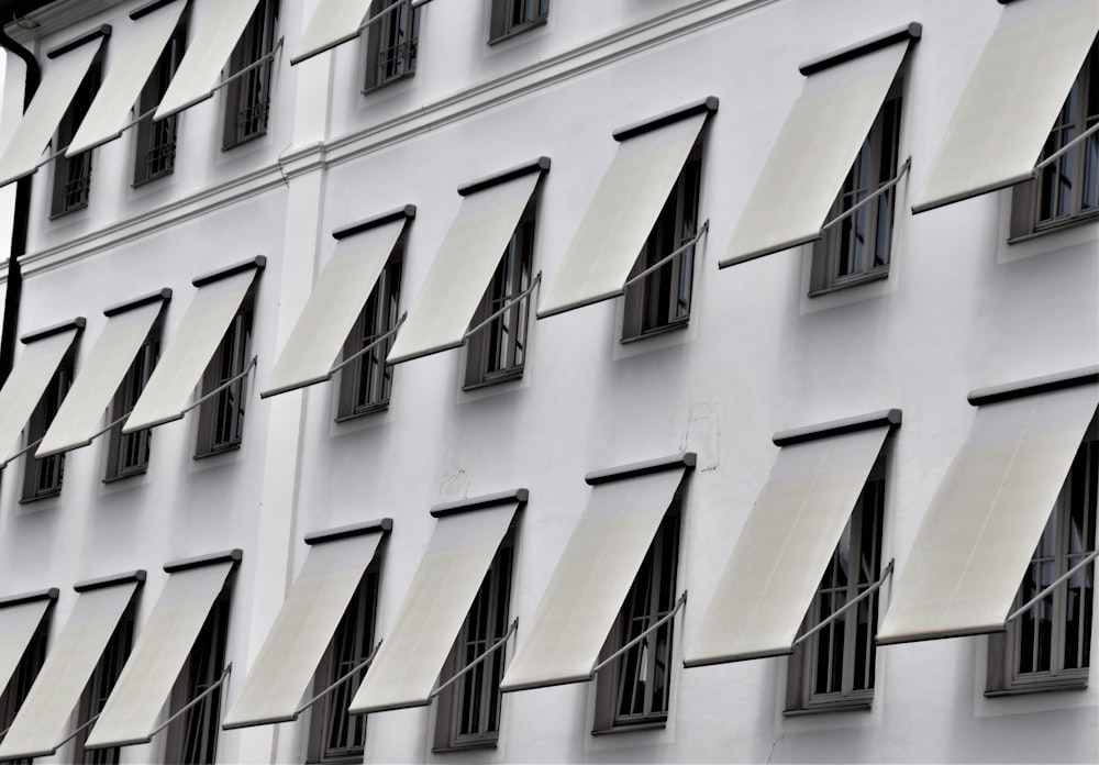 edifício de concreto branco durante o dia